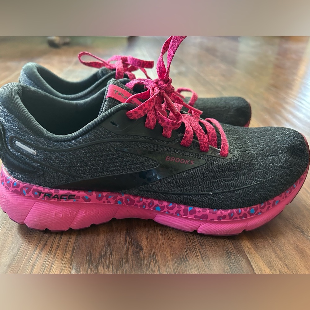 Women's Brooks TRACE Athletic Running Sneakers Size 8 Black & Hot Pink Leopard